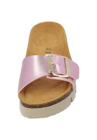 Roze slide sandaal met een metallic afwerking, enkele band, verstelbare gesp, gevormde kurken voetbed en een witte rubberen zool.