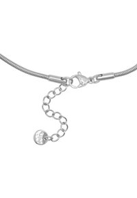 Collana in argento a serpente con chiusura a moschettone, catena di estensione e un tag rotondo con la scritta "Sorella" incisa.