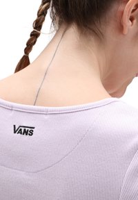 Top ribbed di un delicato colore lavanda con un logo ricamato nero "VANS" sul collo posteriore. Tessuto liscio e design aderente.