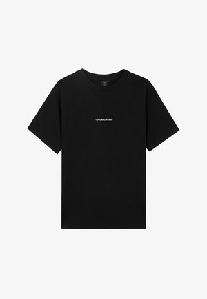 Zwarte katoenen T-shirt met korte mouwen en een ronde hals; heeft een wit "TOMORROWLAND" tekstlogo in het midden.