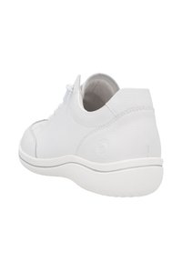 Sneaker en cuir blanc avec une finition texturée, une forme arrondie et une semelle rembourrée avec une subtile ligne d'accent grise.
