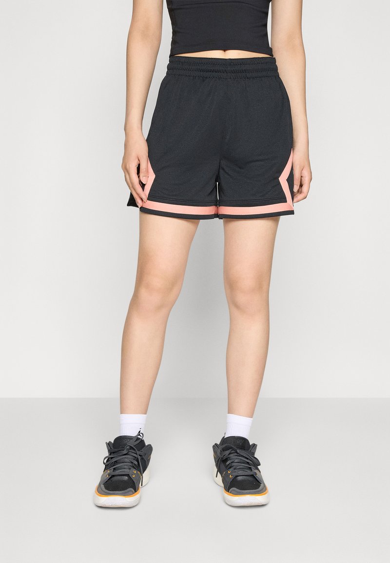 Shorts de sport noirs avec des accents roses et une finition texturée. Taille élastique, poches latérales et bord contrasté à l'ourlet.