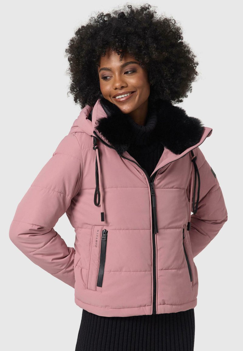 Giubbotto puffo rosa con colletto in pelliccia sintetica, tasche con zip e cappuccio regolabile. Presenta un motivo trapuntato e accenti neri sui cursori delle zip.