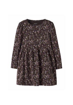 Robe marron foncé à manches longues avec taille froncée et petit motif floral rose, violet et vert partout.