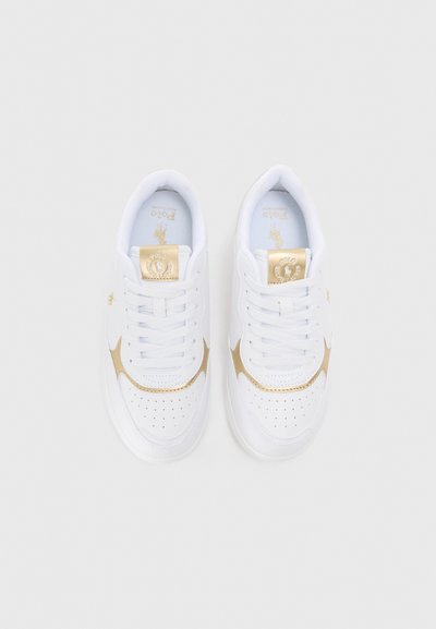 Vita sneakers med guld accenter, slät läderöverdel, texturerade paneler, perforeringar på tån, snörning och logotyp på tungan.