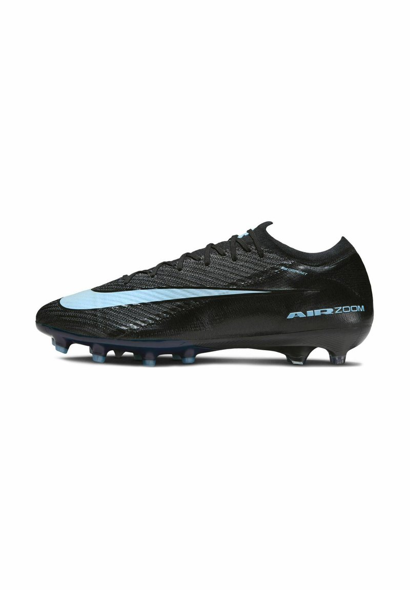 Botín de fútbol negro con el logo de Nike en azul claro, texto "AIR ZOOM" y tacos moldeados, diseñado para jugar en campos duros.