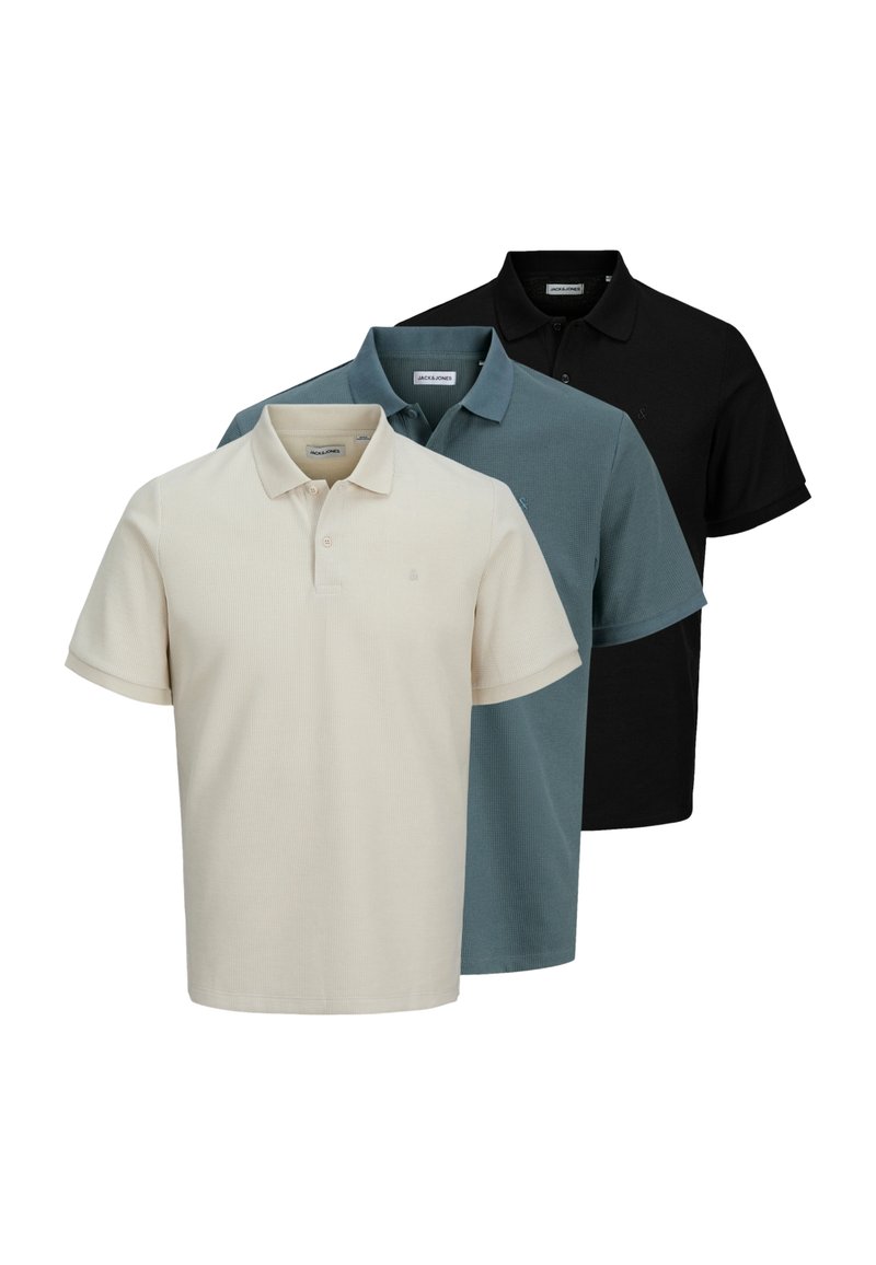 Drei Poloshirts: hellbeige, teal und schwarz. Kurzärmlig, mit Kragen und strukturiertem Stoff, jeweils mit dezentem Markenlogo.