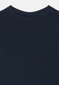 Marine crew-neck t-shirt gemaakt van zacht katoenen stof, met een gladde textuur en nette stiksels langs de halslijn en schouders.