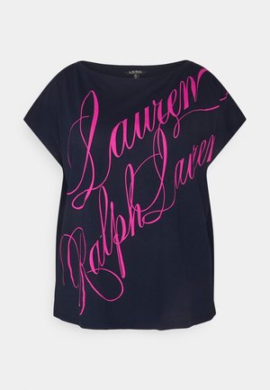 Mørkeblå t-shirt med en afslappet pasform, prydet med stor rosa skrift "Lauren Ralph Lauren" hen over forsiden. Blødt bomuldsstof.