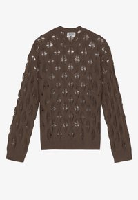 Brązowy dzianinowy sweter z ażurowym wzorem liści, okrągłym dekoltem i długimi rękawami. Widoczne są teksturowane wykończenie oraz prążkowane detale na brzegu.