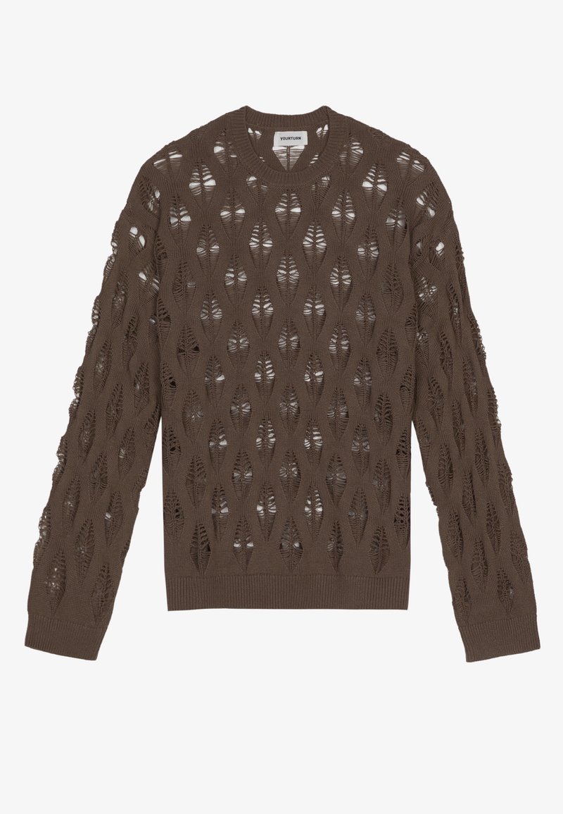 Brązowy dzianinowy sweter z ażurowym wzorem liści, okrągłym dekoltem i długimi rękawami. Widoczne są teksturowane wykończenie oraz prążkowane detale na brzegu.