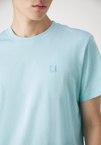 Calvin Klein Jeans EMBRO BADGE - Základné tričko - blue tint
