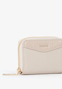 Portafoglio beige realizzato in pelle sintetica liscia e testurizzata con cerniera dorata e dettaglio logo in rilievo sul davanti.