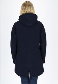 Granatowa parka z kapturem, o prostym kroju, z bocznymi kieszeniami i nieco dłuższym tyłem. Gładki, wodoodporny materiał.