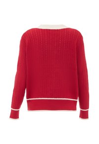 Röd stickad tröja med en strukturerad ribbad design, vit kant på kragen och fållen, samt långa ärmar. Inga synliga knäppningar.