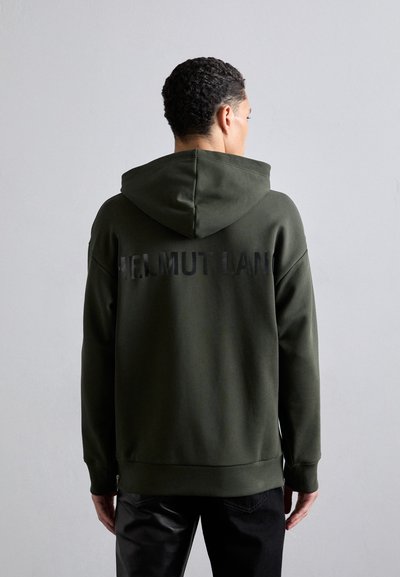 Olivenfarbene Kapuzenjacke aus weichem Material mit Kapuze und großem Rückendruck. Das Design umfasst gerippte Bündchen und Saum sowie einen lässigen Schnitt.