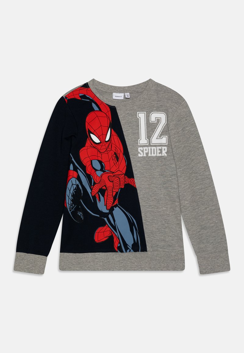 Camisa de algodón de manga larga con un cuerpo gris, mangas azul marino y un gráfico de Spider-Man en rojo con el número "12" y "SPIDER" impresos en blanco.