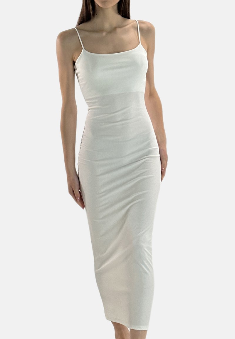 Robe midi blanche ajustée avec fines bretelles, texture lisse et encolure carrée, conçue pour une silhouette près du corps.