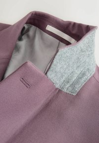 Paarse textuurstof jas met een grijze vilten kraag en een gladde grijze patroonvoering, met zichtbare kraag- en reversdetails.