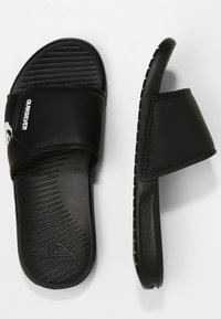Čierne šľapky s textúrovaným povrchom, s širokým remienkom, logom Quiksilver a drážkovanou podrážkou pre lepšiu priľnavosť.