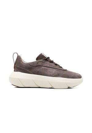 Bruine suède lage sneaker met dikke witte zool en veters aan de voorkant, met het merk "Alexander" aan de zijkant.