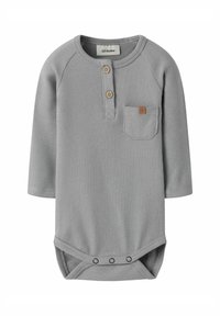 Grå långärmad baby bodysuit tillverkad av texturerad tyg. Har en knappslå, bröstficka och tryckknappar i botten.