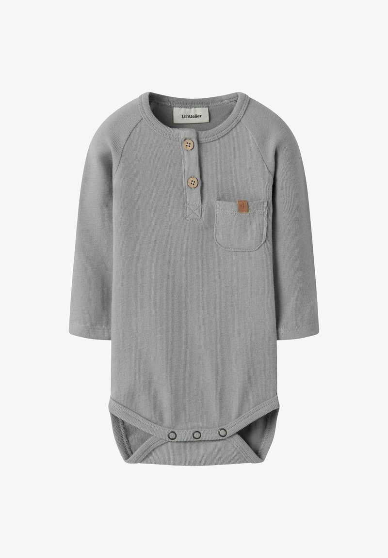 Grå långärmad baby bodysuit tillverkad av texturerad tyg. Har en knappslå, bröstficka och tryckknappar i botten.