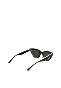 Occhiali da sole cat-eye neri con lenti scure, con accenti bianchi lungo i lati e un logo Calvin Klein sulla tempia.