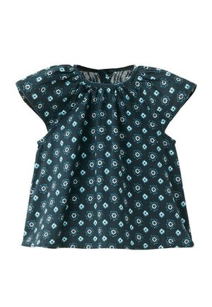 Donkerblauwe blouse met korte mouwen, een geplooide halslijn en een klein patroon van lichtblauwe en witte bloemen en ruiten.