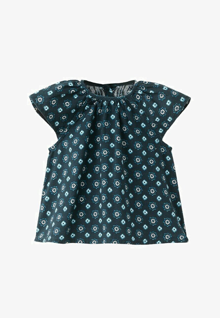 Blouse bleu foncé à manches courtes avec encolure froncée et petit motif floral et losange bleu clair et blanc.