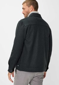 Donkergrijze mannenjacket met een gestructureerde afwerking, een sjaalkraag en knoopmanchetten. Heeft een rechte snit en minimale branding.