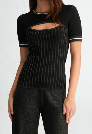 Haut noir à manches courtes avec des rayures verticales argentées, présentant une découpe en forme de goutte au niveau de la poitrine et un bord contrastant au niveau de l'encolure.