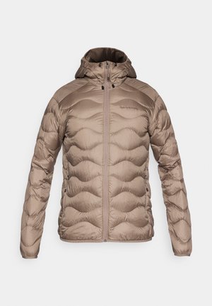 Bézs színű kapucnis steppelt bélelt dzseki, teljes cipzárral és két első zsebbel. Könnyű és szigetelt kialakítás.