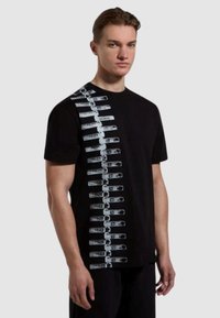 T-shirt nero a maniche corte con una grafica bianca che assomiglia a zip sul lato sinistro. Realizzato in un tessuto liscio e leggero.