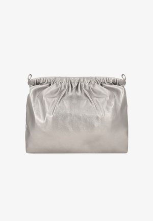 Metalisk sølvfarvet taske med samlet top og glat tekstur. Blød, afrundet rektangulær form uden synlige beslag eller accenter.