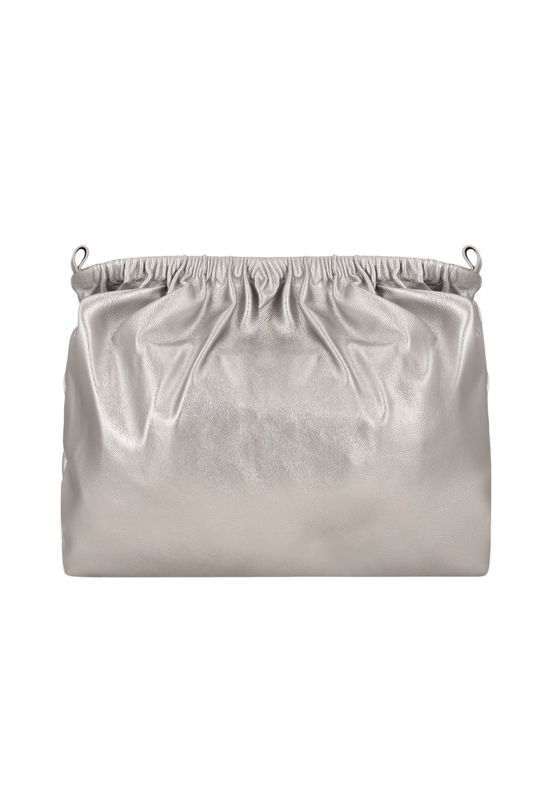 Metalen zilveren tas met een geplooide bovenkant en een gladde textuur. Zachte, afgeronde rechthoekige vorm zonder zichtbare sluitingen of accenten.