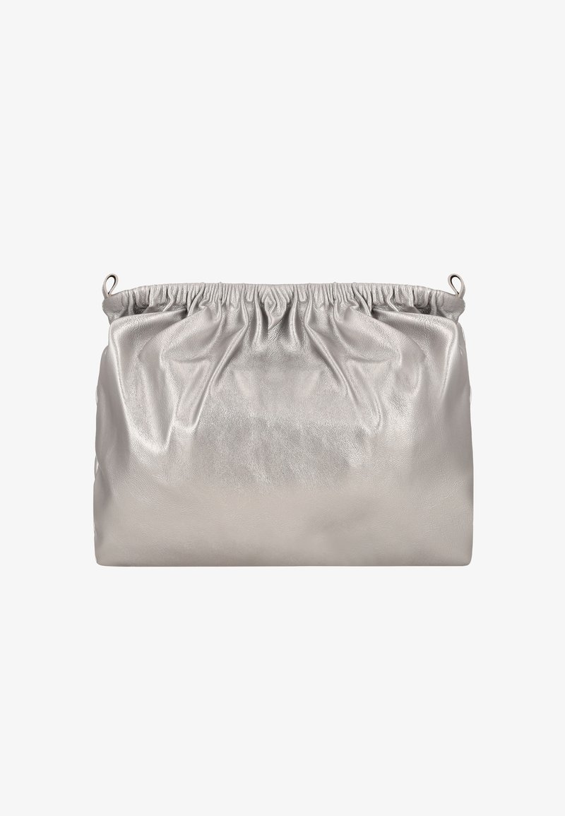 Metalen zilveren tas met een geplooide bovenkant en een gladde textuur. Zachte, afgeronde rechthoekige vorm zonder zichtbare sluitingen of accenten.