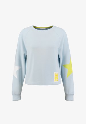 Sudadera azul claro con estrella amarilla y detalles de estrella blanca, puños acanalados, cuello redondo, tejido suave y un parche cuadrado amarillo con texto.
