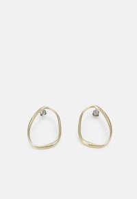 Pendientes de metal color dorado con una forma fluida y orgánica. Textura suave, diseño abierto con una estética minimalista, que presenta cierres tipo stud.