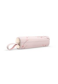 Custodia cilindrica rosa con superficie testurizzata, decorata con delicati motivi floreali rosa e una maniglia ad anello. La chiusura è arrotondata e liscia.