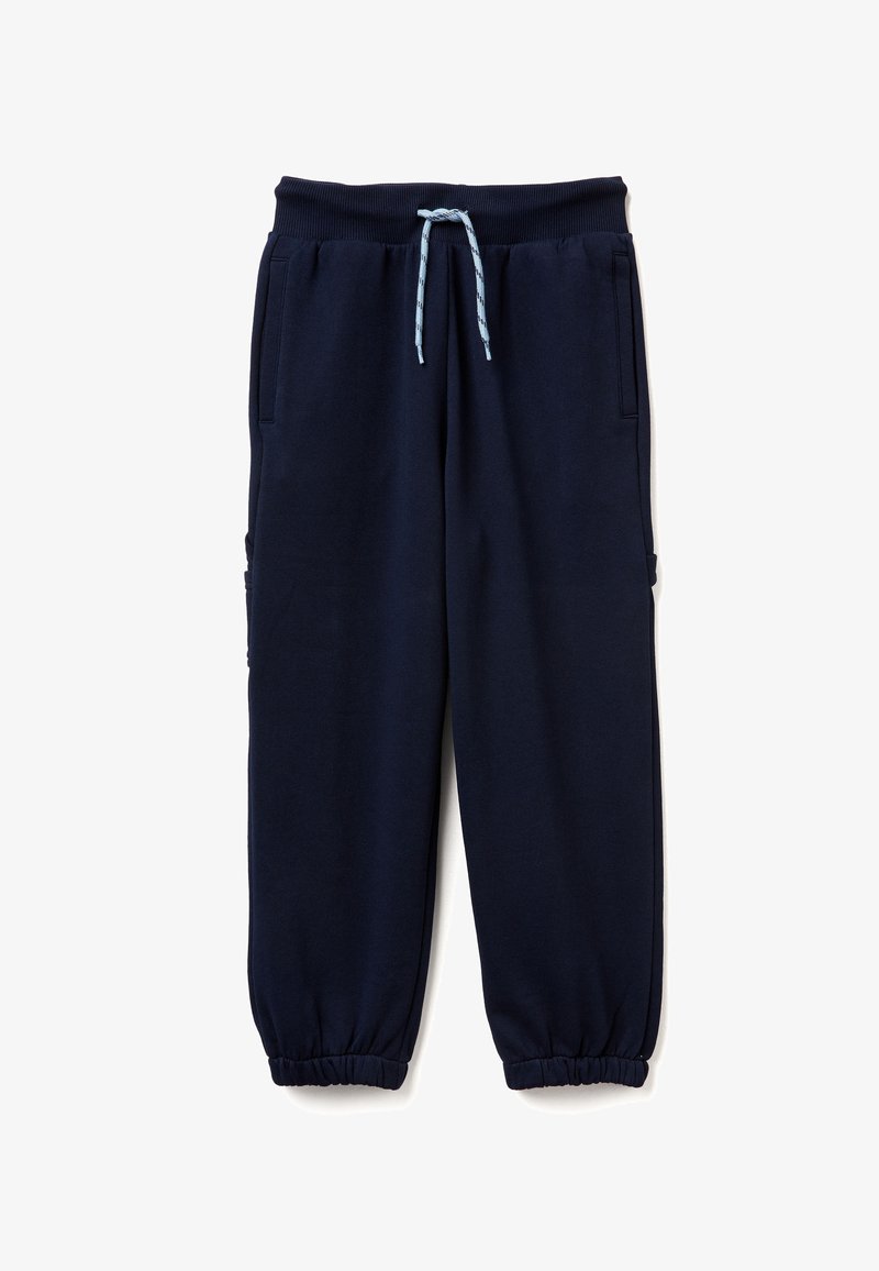 Marineblauwe sweatpants van zachte stof. Voorzien van een elastische tailleband met een blauwe koord, zijzakken en taps toelopende boorden.