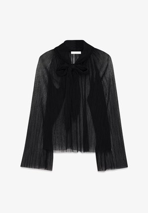 Blusa negra plisada con cuello chal, que presenta un detalle de moño atado en el escote y mangas largas y transparentes. Tela ligera y texturizada.