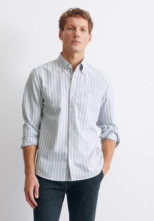 Langärmliges Button-Down-Hemd in Hellblau mit weißen vertikalen Streifen, ausgestattet mit einer Brusttasche und einem klassischen Kragen. Aus Baumwollstoff.