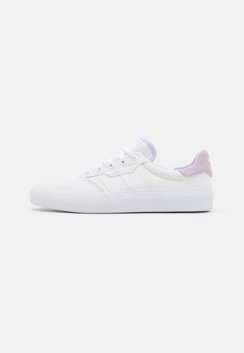Vita canvas sneakers med lågdesign, med tre subtila grå ränder, en lila hälaccent och gummisula med strukturerat grepp.