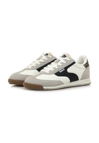 Herren-Sneaker aus einer Mischung von grauem Wildleder und weißen synthetischen Materialien, mit schwarzen Akzenten, strukturiertem Rückenteil und Gummi-Außensohle.