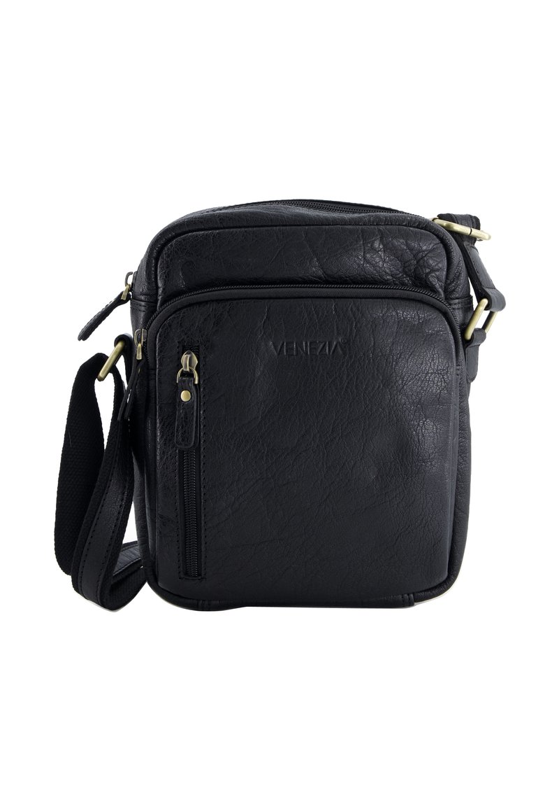 Černá kožená kabelka přes rameno s texturovaným povrchem. Má kovové doplňky ve zlaté barvě, jednu přední kapsu na zip a nastavitelný popruh.
