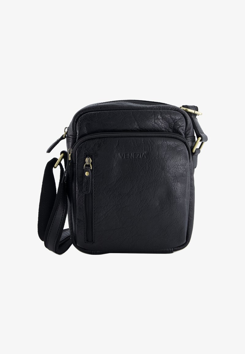Černá kožená kabelka přes rameno s texturovaným povrchem. Má kovové doplňky ve zlaté barvě, jednu přední kapsu na zip a nastavitelný popruh.