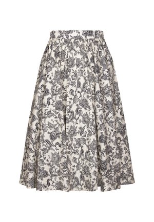 Biała spódnica rozkloszowana z czarnymi, misternymi wzorami kwiatów i liści, marszczona talia, długość do kolan, lejąca tkanina.