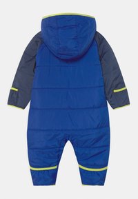 Blauwe gewatteerde sneeuwoverall met capuchon, met contrasterende marineblauwe mouwen en neon groene accenten op de manchetten en zoom. Gladde, glanzende textuur.