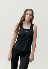 Canottiera sportiva nera realizzata in tessuto leggero, con scollatura rotonda, design senza maniche e logo del marchio discreto sul davanti.